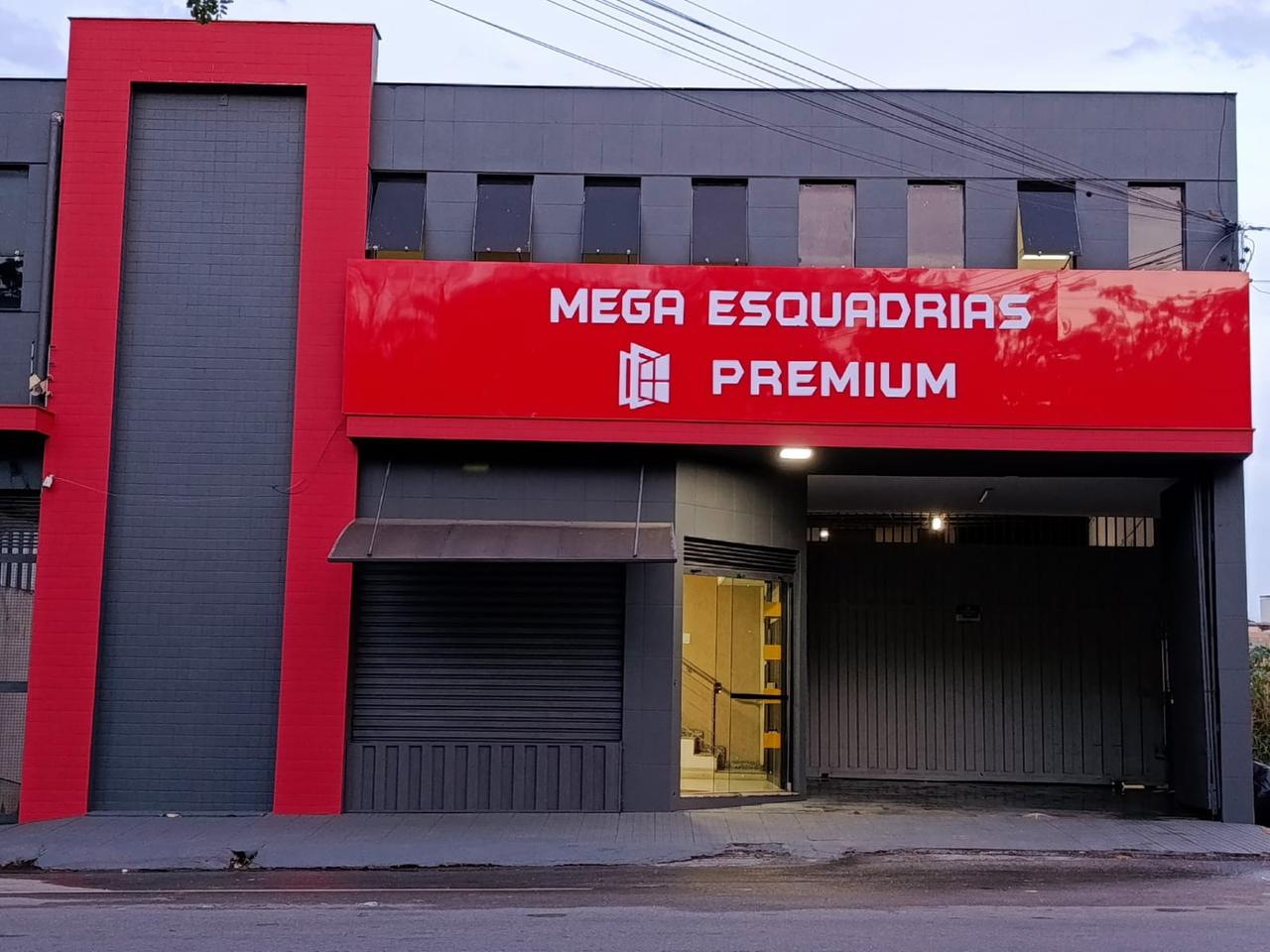 Fachada da loja Mega Esquadrias Premium LTDA em Divinópolis - MG